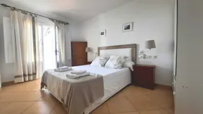 Voll ausgestattetes tolles Ferienhaus mit Terrasse, Grill und privatem Pool | Bergblick - Zimmer