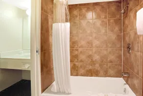 Super 8 by Wyndham Wheat Ridge/Denver West - Salle de bain
