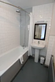 Oaklands by Greene King Inns - Baño