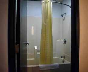Mound View Inn & Suites - Bathroom