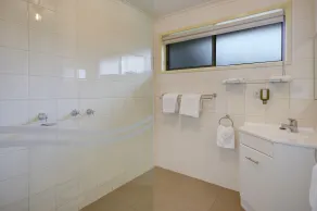 Parkwood Motel and Apartments - Bathroom