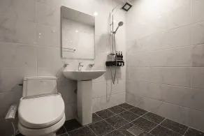 Yellow 8 Hotel - Baño