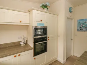 Cwtch Lodge 42 - Private kitchen