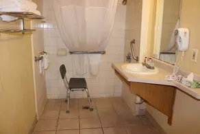Days Inn by Wyndham Fresno South - Baño