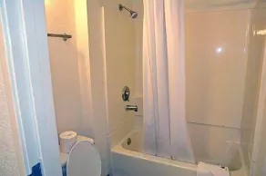 Motel 6 - Motel 6 Portland, OR - Downtown - Bathroom