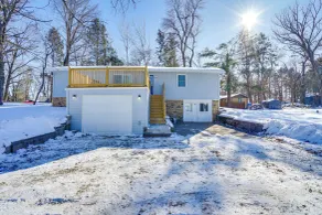 Close to Lake & Main Street: Isanti Home w/ Deck - Intérieur