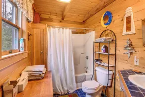 Lamoine Cabin w/ Deck ~ 16 Mi to Acadia Natl Park - Innvendig