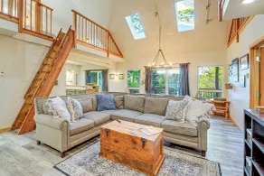 Port Orchard Lakefront Cabin w/ Fire Pit & Grill! - Interiör