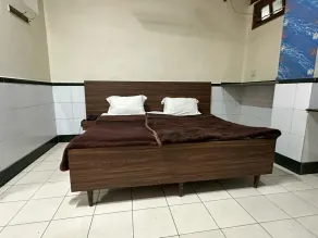 Hotel New Royal Just Near Old Delhi Railway Station And Red Fort - Room