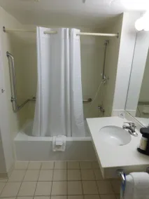 Days Inn & Suites by Wyndham Arlington Heights - Salle de bain