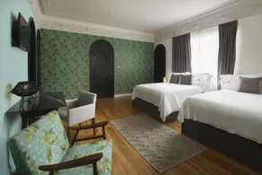 Pug Seal Polanco Allan Poe - Room