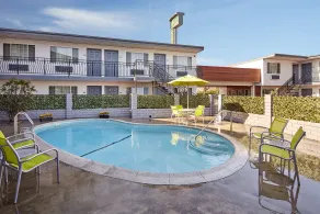 Studio Inn & Suites at Promenade Downey - Piscine
