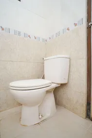 Hotel Bumi Bermi Permai near Bermi Eco Park Mitra RedDoorz - Bathroom