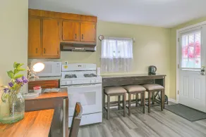 2 Mi to UBS Arena: Wfh-friendly Couple's Retreat - Interior