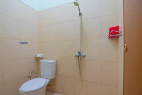 RedDoorz at Hotel Griya Gatsu Lampung - Bathroom