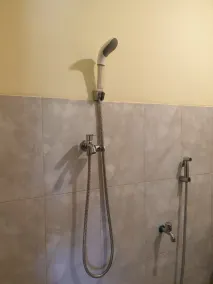 Nita's Homestay Banyuwangi - Bathroom