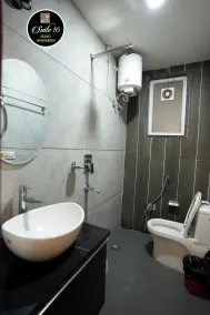 Suite 16 Studio Apartments Luxury 1BHK - Near Artemis Hospital - Bagno