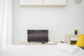 Comfort and Minimalist Studio Apartment at Springwood Residence - Room