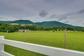 Serene Johnson City Home w/ Mountain Views - Innvendig