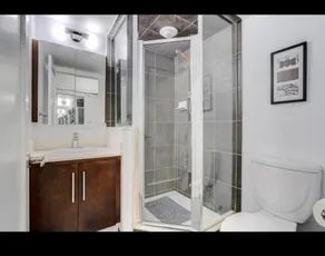 Core Downtown Toronto-8 Sleeper-6 Beds-2 Bathrooms-Washrooms-Free Parking-CN Tower-Ripleys Museum-Blue Jays Stadium-Rogers Centre-Scotia Arena-MTCC-In front-Gym-Pool-Jacuzzi Sauna-Filter Drinking Water-WiFi-Cot - Badeværelse