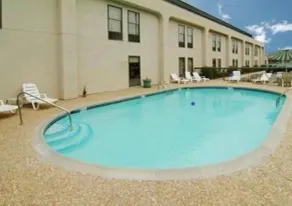Baymont by Wyndham Fayetteville - Piscine