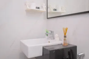 Modern Design and Homey Studio Ciputra World 2 Apartment By Travelio - Salle de bain