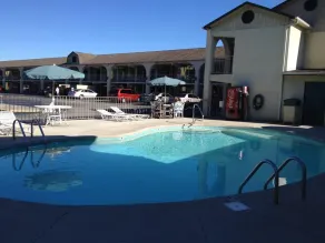 Conner Hill Motor Lodge - Piscine