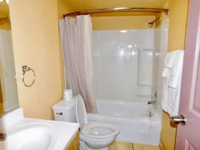 Americas Best Value Inn & Suites Anchorage Airport - Bathroom