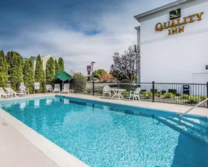 Quality Inn Richmond - Piscine