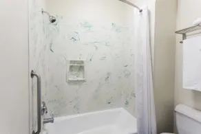 Days Inn & Suites by Wyndham South Gate - Salle de bain