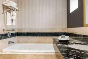 Inn at Great Neck - Bathroom