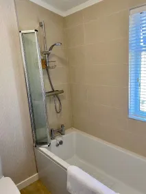Luxus-Lodge-Ensuite mit Dusche-Blick auf die Landschaft - Badezimmer