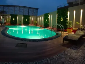 Surasena Regal Vista Agra - Piscina