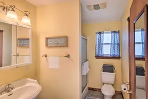 'The Brewer Guesthouse' Tiny Home w/ Patio & Yard! - Interiör