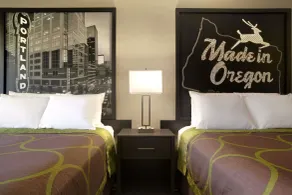 Super 8 by Wyndham Portland Airport - Chambre