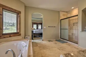 Game Room & Hot Tub: Luxe Grand Lake Retreat! - Intérieur