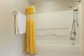 Days Inn by Wyndham Columbus Fairgrounds - Salle de bain