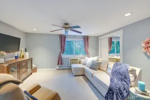 Cozy Dix Hills Apt w/ Deck ~ 7 Mi to Beach! - Interior