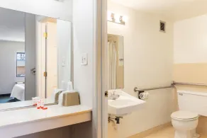 Travelers Place Inn & Suites - Banheiro