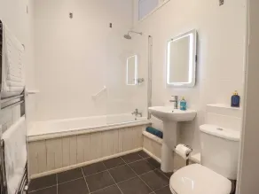 Maritime Mews, 6 The Oakleys - Salle de bain