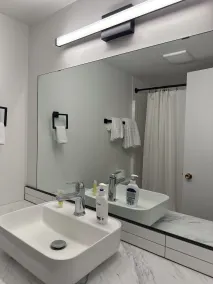 SERENITY INN AND SUITES - Badezimmer