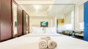 Simply and Cozy Living Studio Vida View Makassar Apartment By Travelio - Værelse