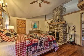 Cabin w/ Trails + Creek! 23 Mi to Camelback Slopes - Interiør