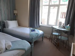 Trentham House- En-suite guest bedrooms with shared kitchen-diner-lounge facilities - Zimmer