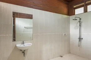 RedDoorz Resort @ Taman Wisata Mangrove - Bathroom