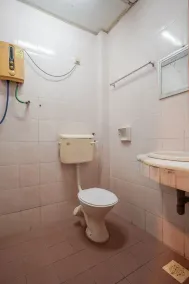 OYO 90929 DJ Hotel - Badezimmer