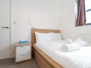 1 Queensway Gardens - Room