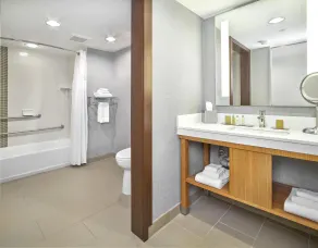 DoubleTree by Hilton Edmonton Downtown - Bathroom