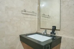 Luxury Design 1BR L'Avenue Apartment near Pancoran By Travelio - Baño