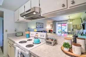 Golf Course View & Pool Access: Palm Desert Home - Interiør